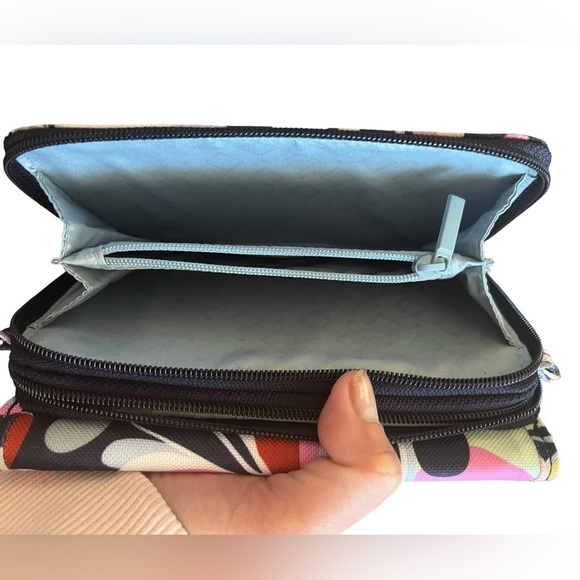 Vera Bradly Travel Minimalist Cross Body Bag - Picture 6 of 8